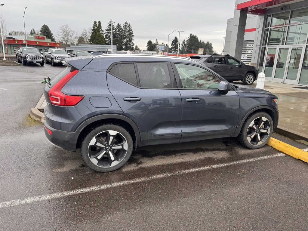 Used 2021 Volvo XC40 T5 Momentum w/ Protection Package Premier image 4