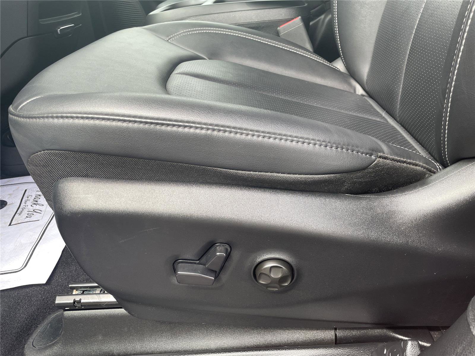 Used 2025 Chrysler Pacifica Select FWD image 12