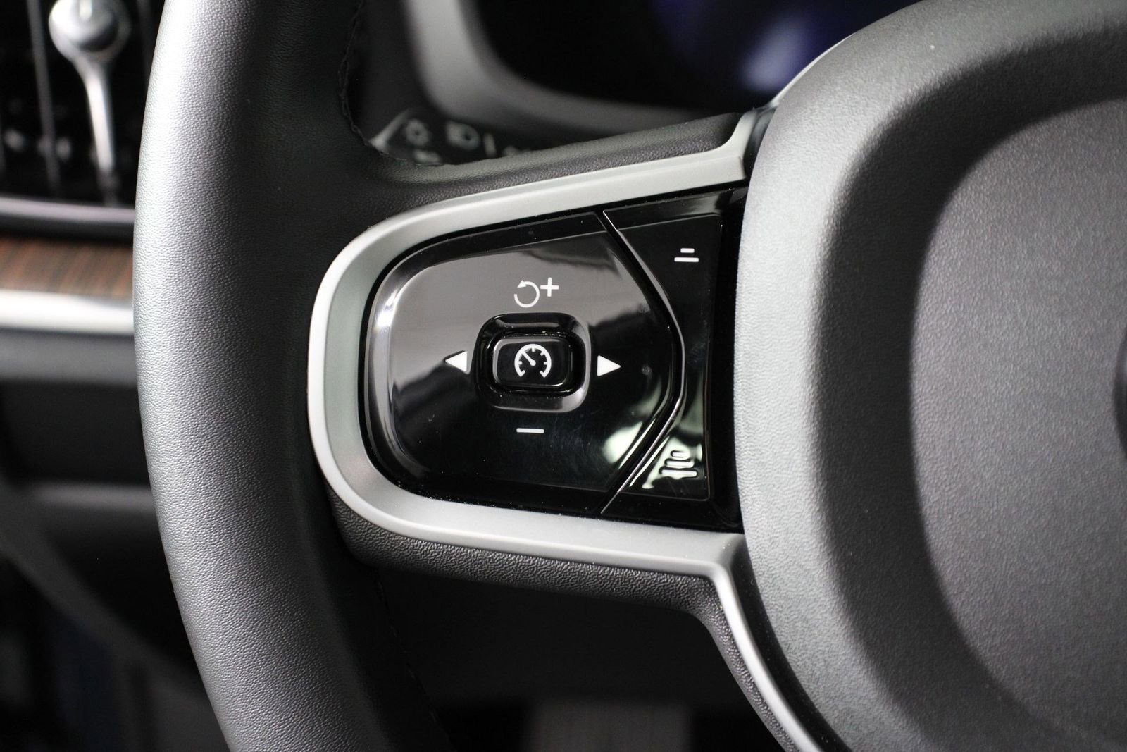 Certified 2025 Volvo V60 B5 Cross Country Plus image 10