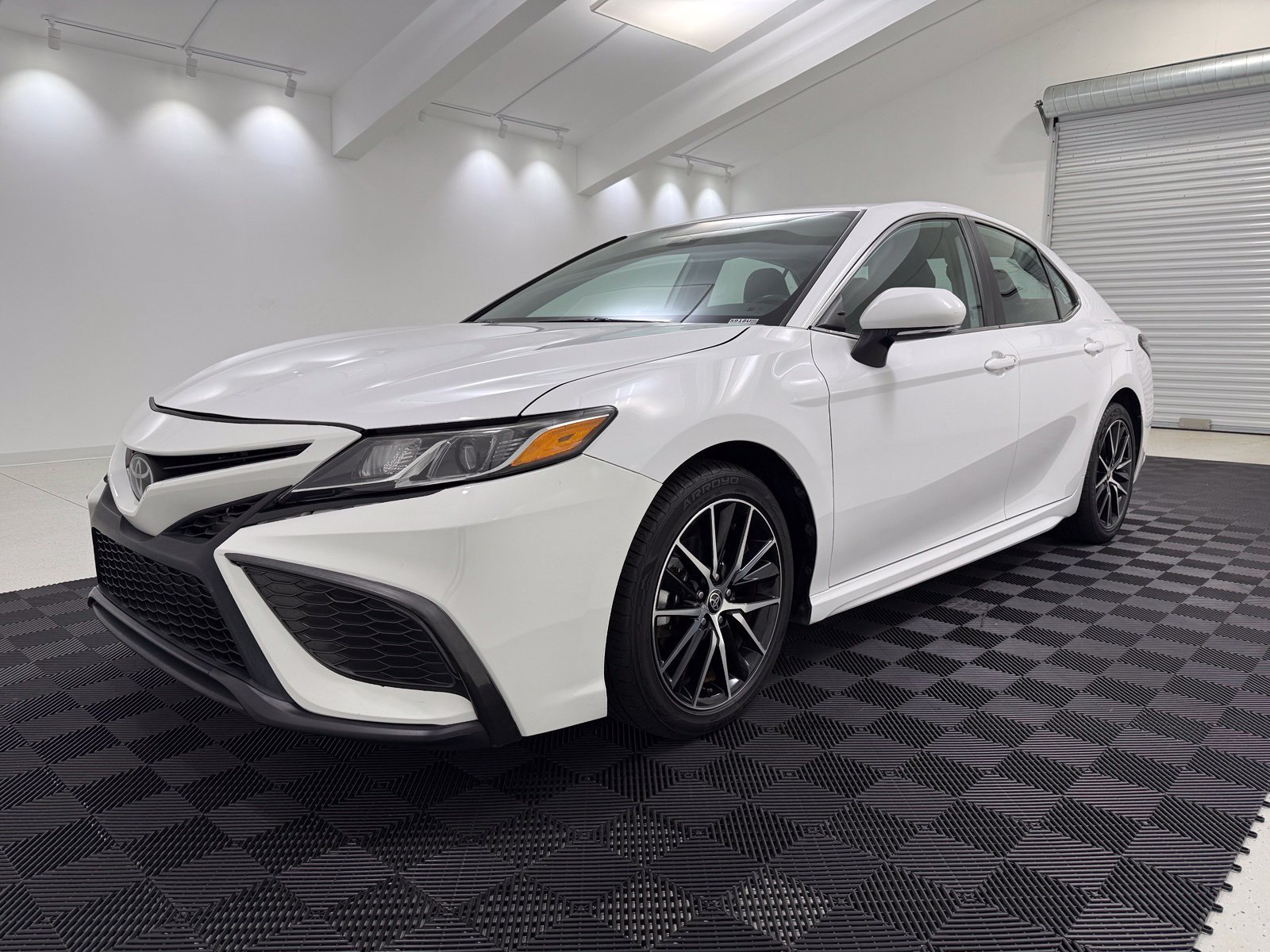 Used 2023 Toyota Camry SE FWD image 3