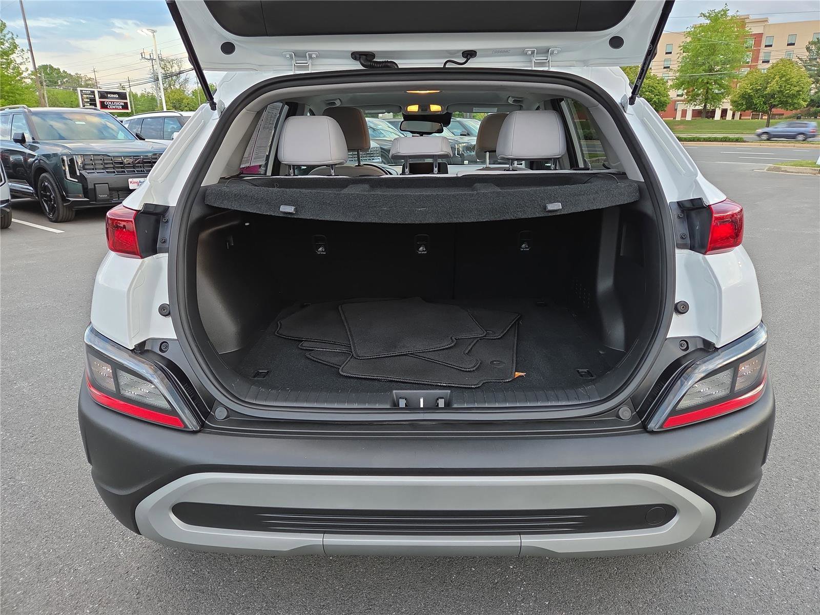 Used 2022 Hyundai Kona SEL w/ Convenience Package FWD image 5