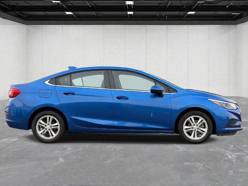 Used 2017 Chevrolet Cruze LT FWD image 4