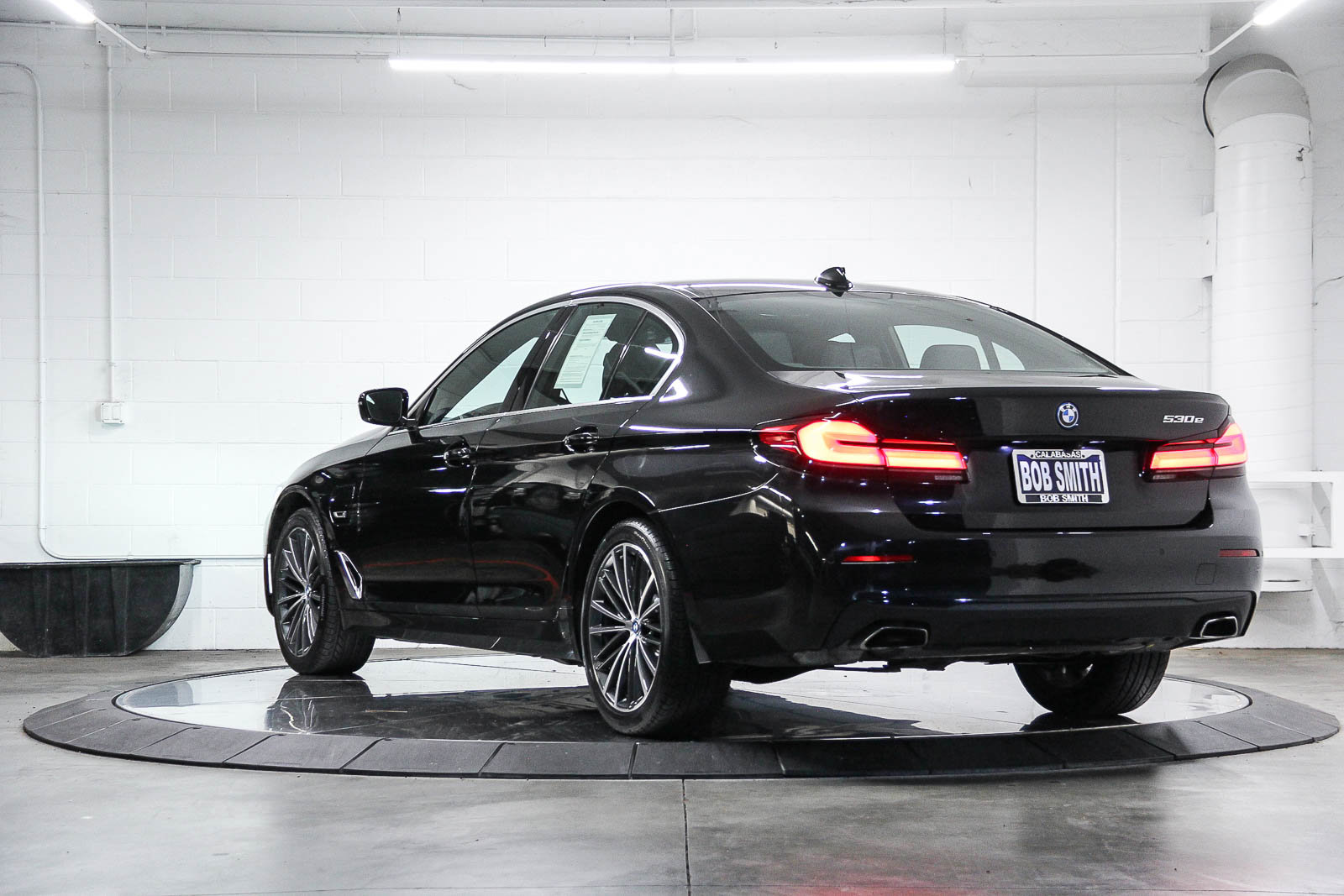 Certified 2023 BMW 530e w/ Premium Package RWD image 4