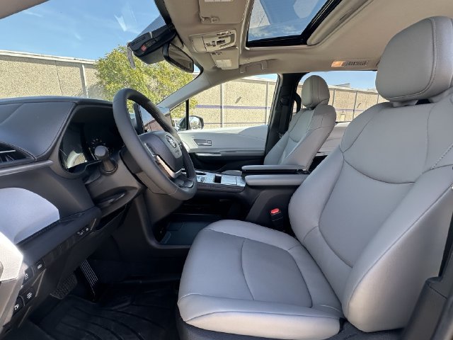 Used 2026 Toyota Sienna XLE FWD image 20