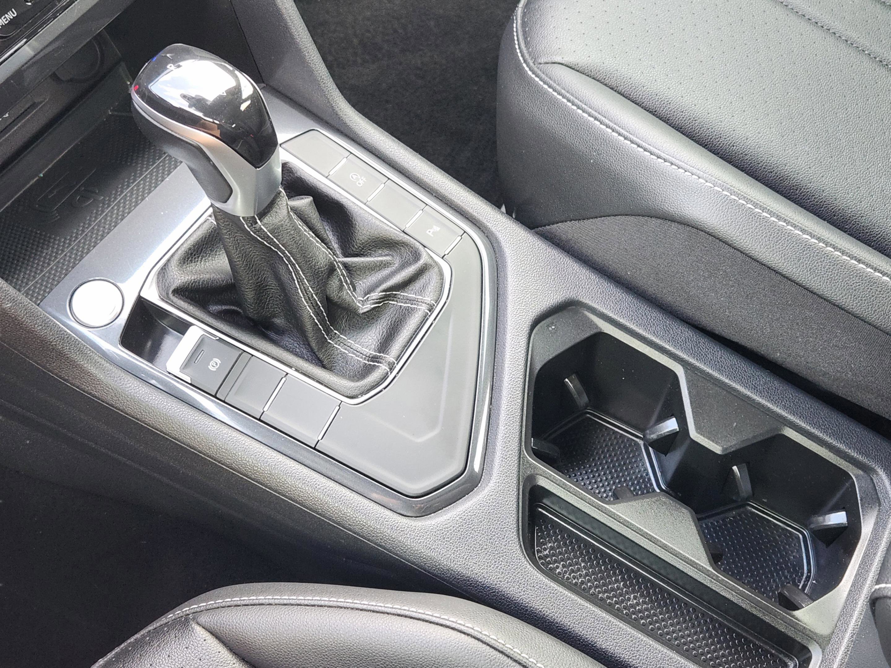 Used 2022 Volkswagen Tiguan SE R-Line image 11