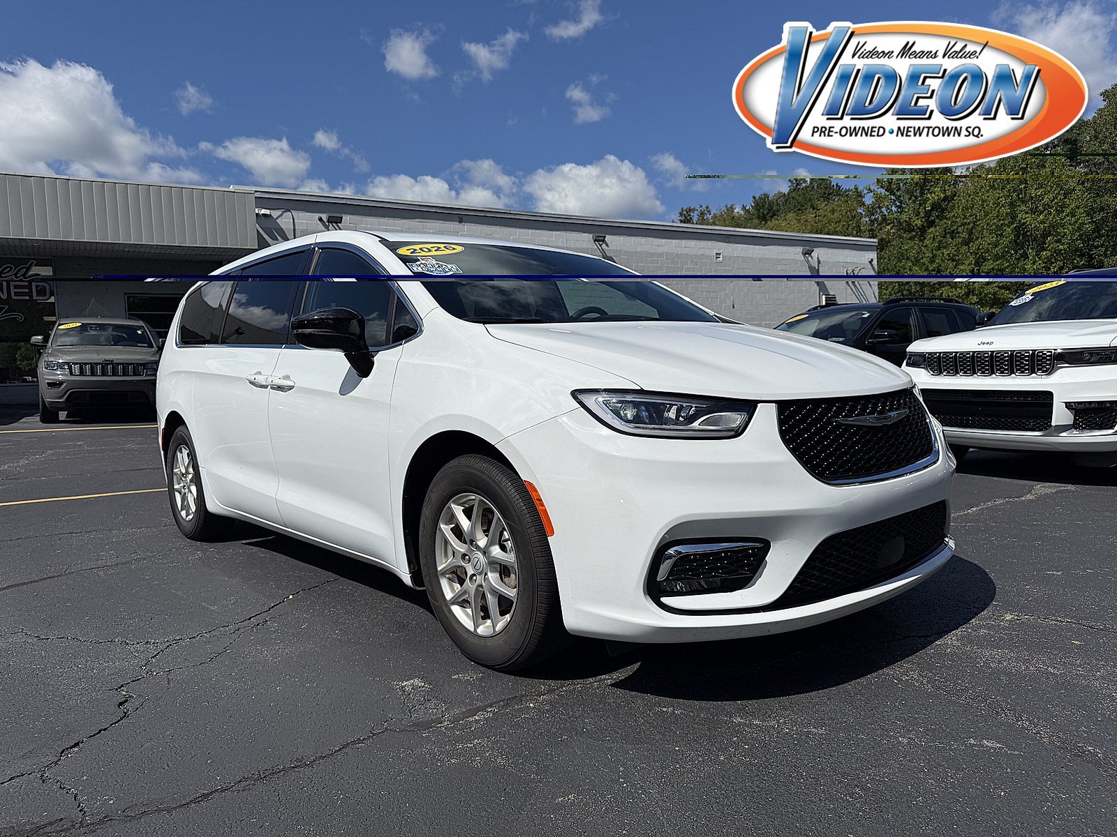 Certified 2026 Chrysler Pacifica Select FWD image 1