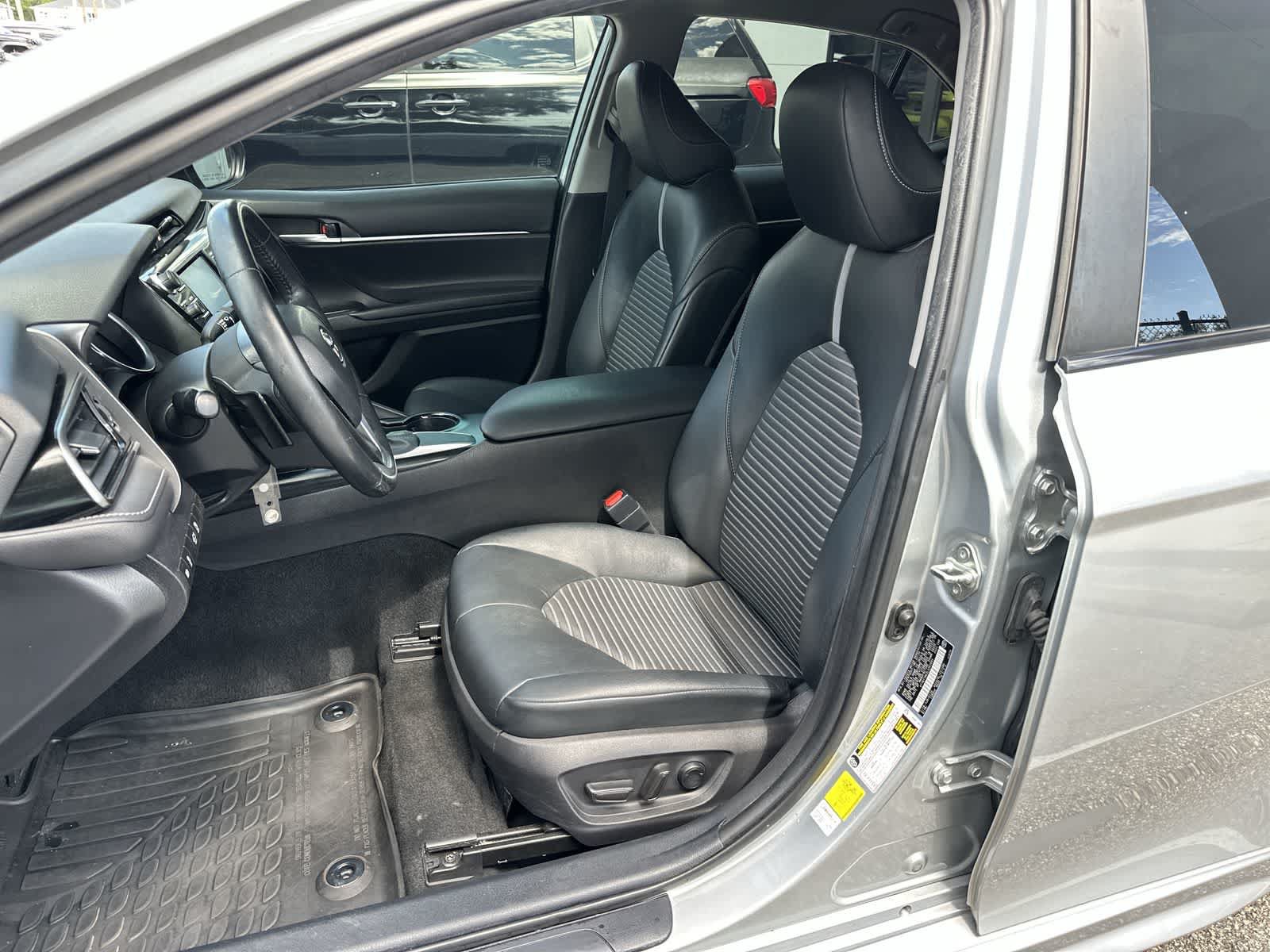 Used 2020 Toyota Camry SE FWD image 3