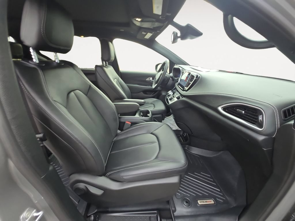 Used 2025 Chrysler Pacifica Select AWD/4WD image 17