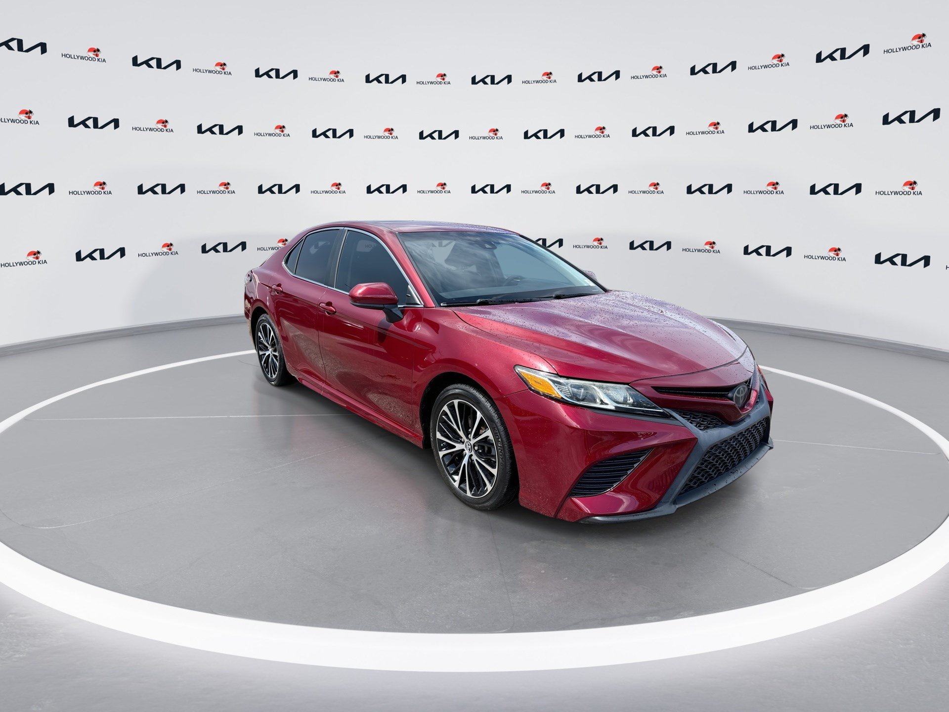 Used 2018 Toyota Camry SE FWD image 2