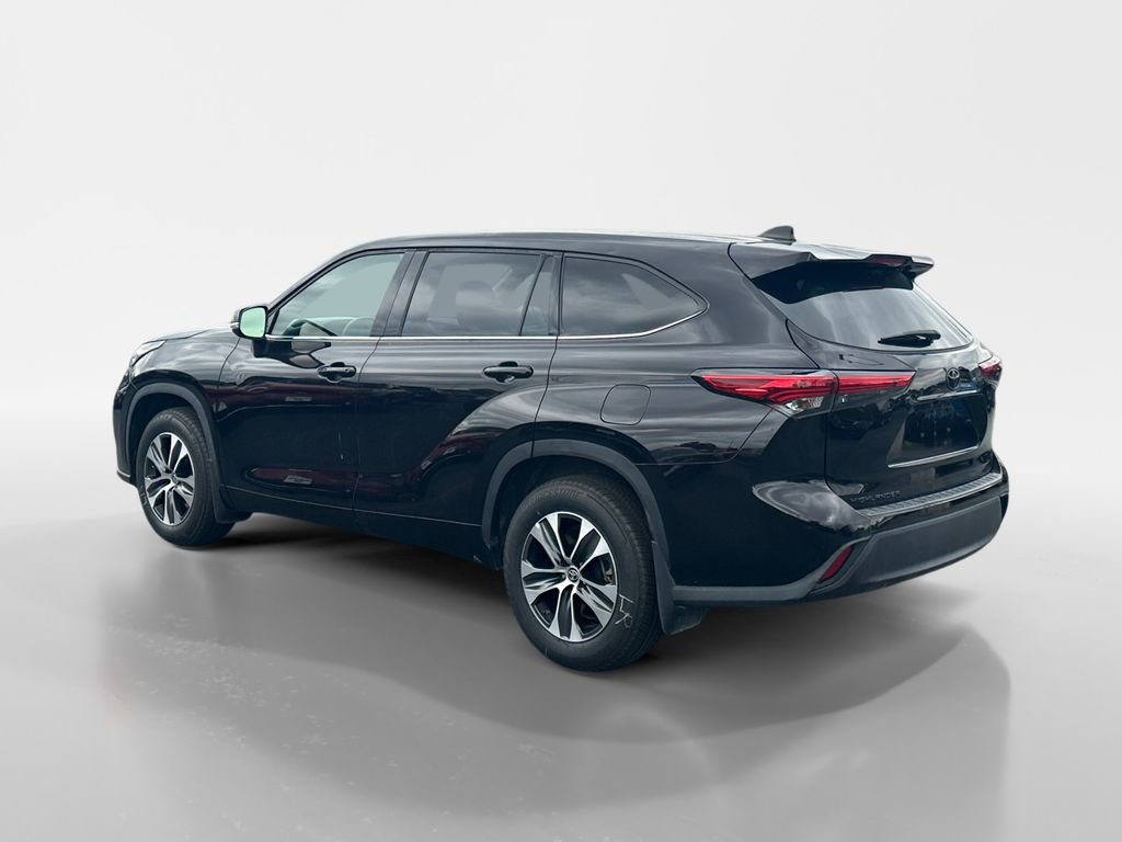 Used 2022 Toyota Highlander L FWD image 3