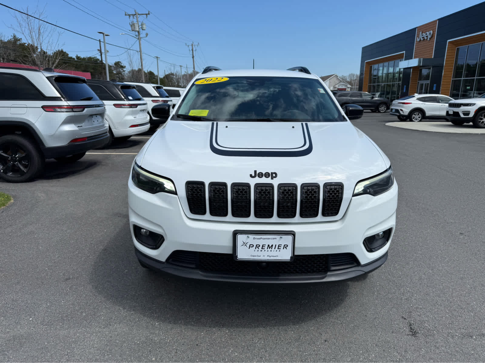 Used 2022 Jeep Cherokee Latitude AWD/4WD image 2