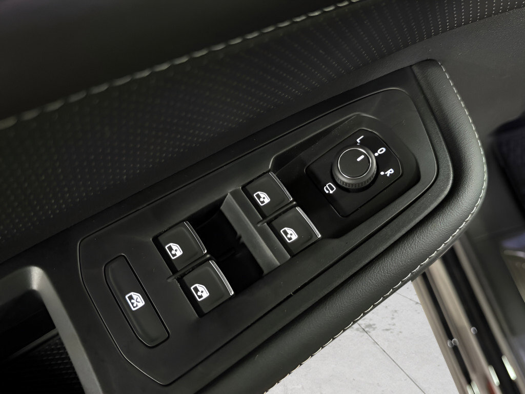 Used 2025 Volkswagen Atlas SEL Premium R-Line image 23