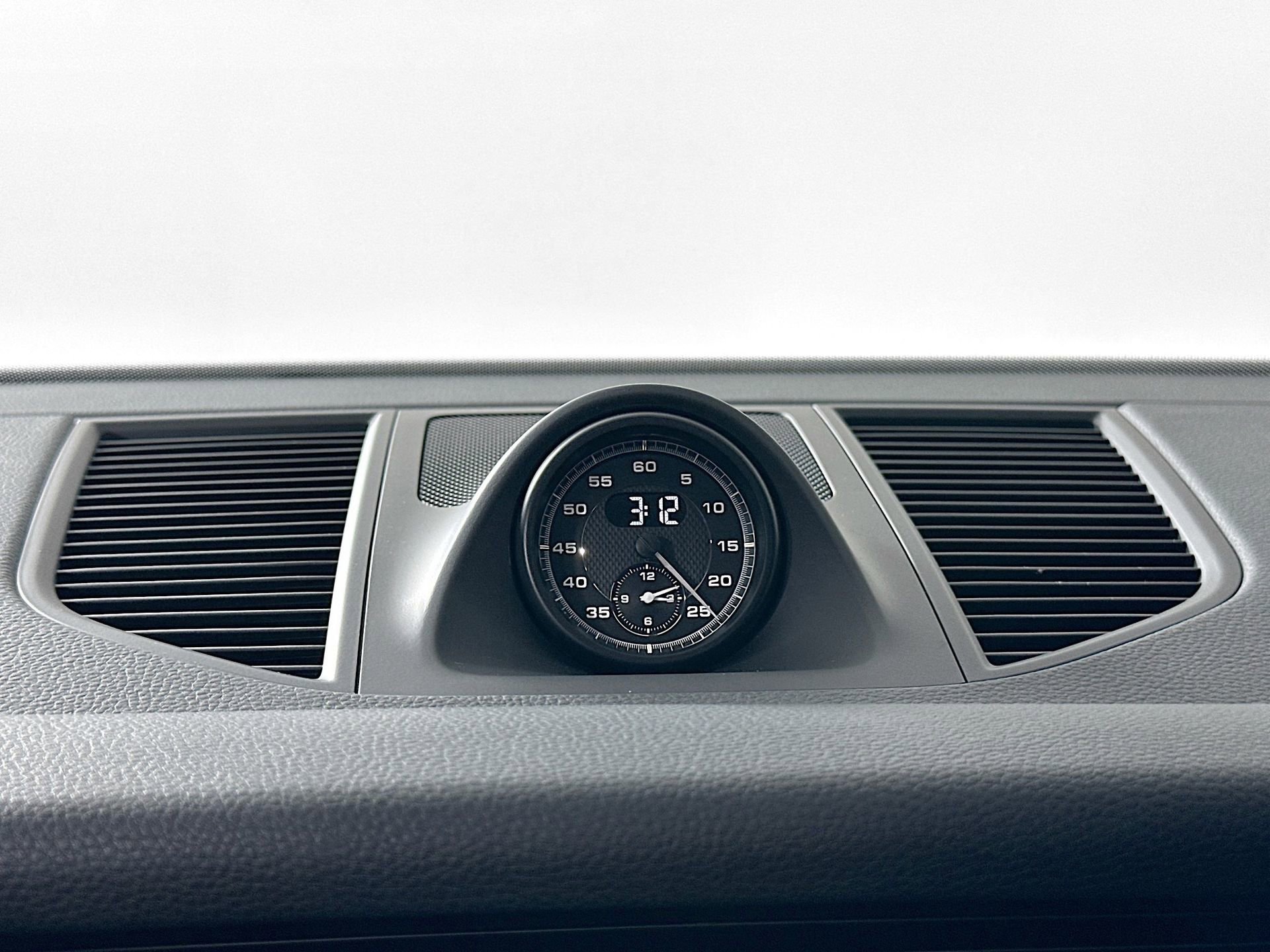 Certified 2025 Porsche Macan image 25