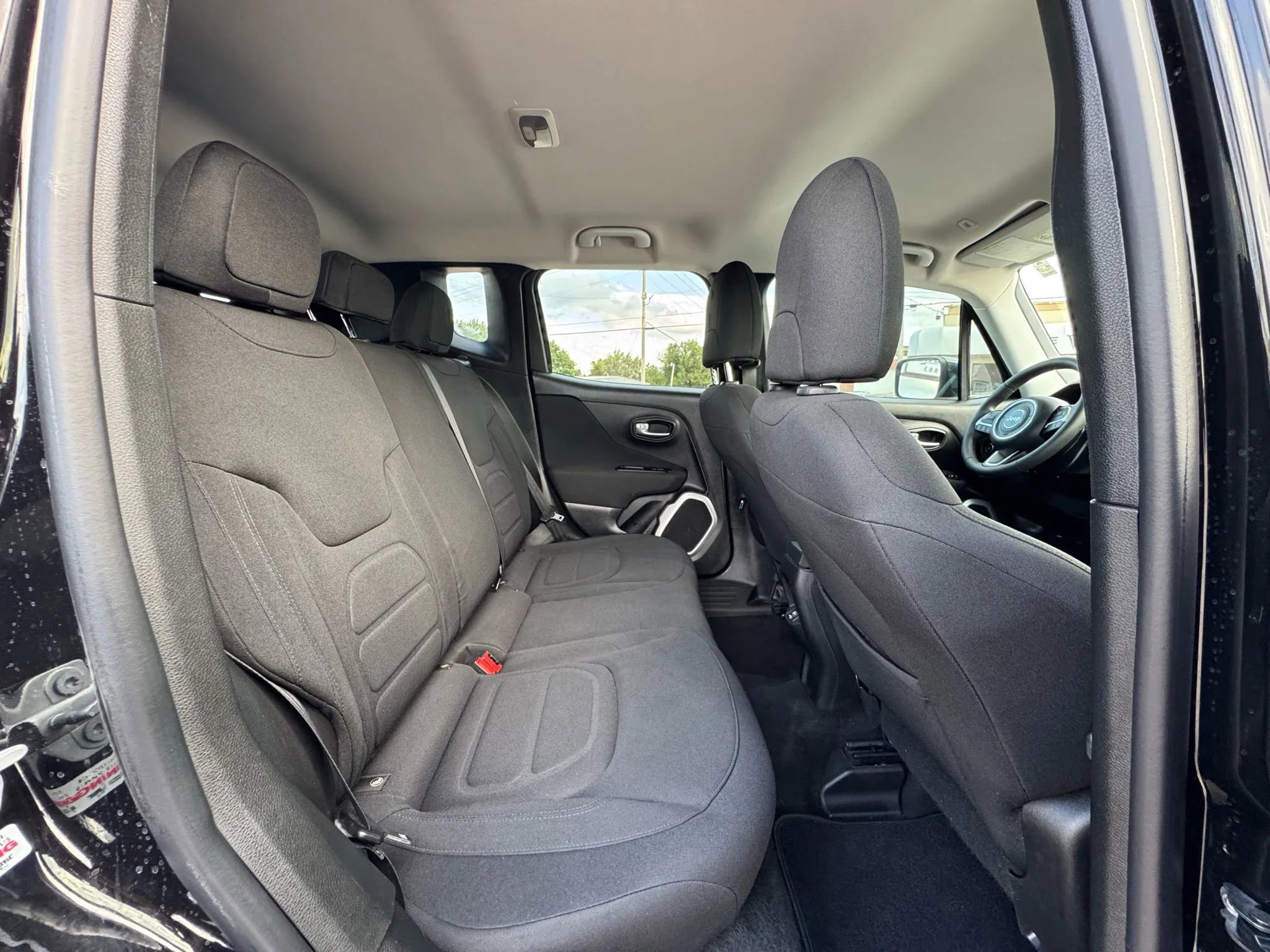 Used 2018 Jeep Renegade Latitude FWD image 18