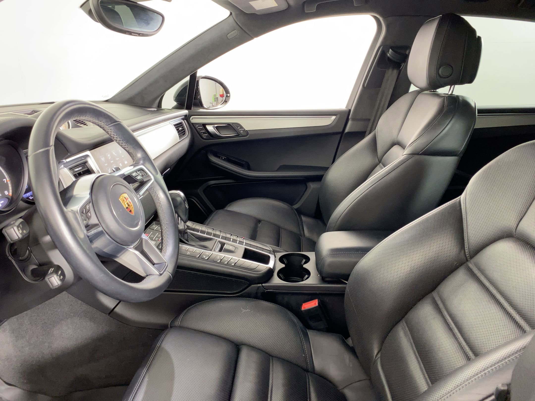 Used 2018 Porsche Macan Turbo w/ Premium Package Plus image 4