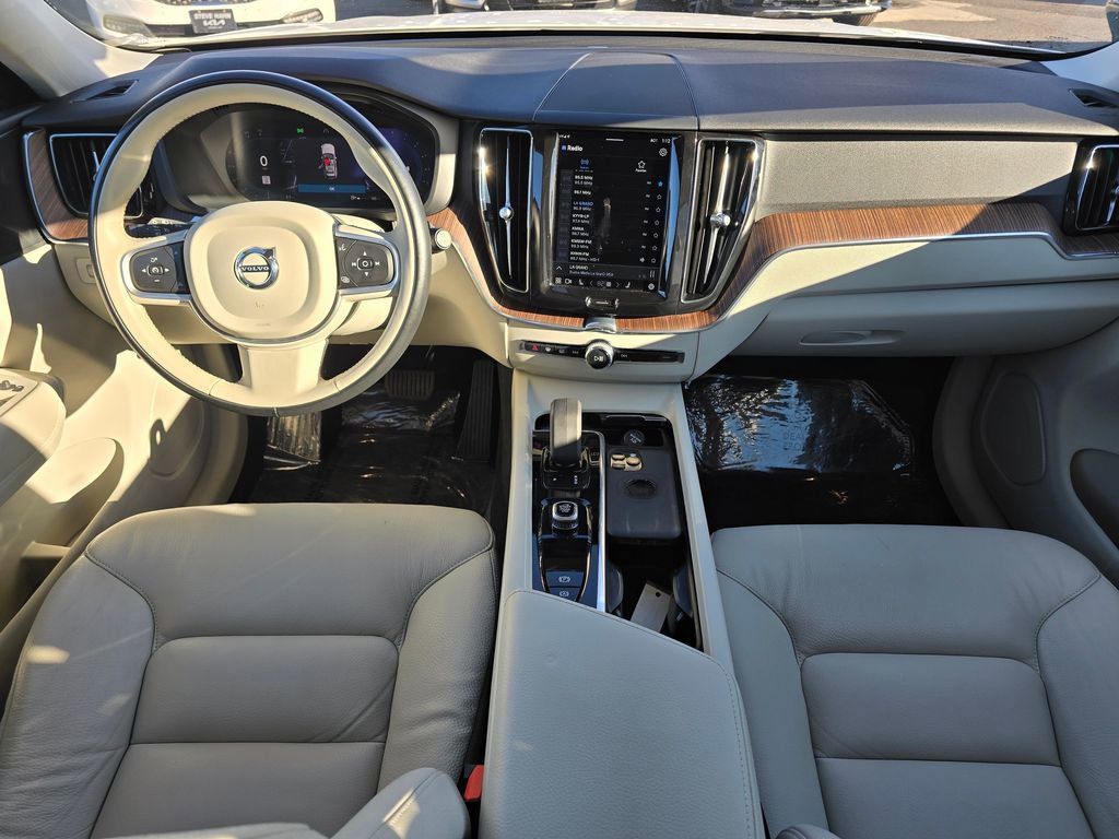 Used 2022 Volvo XC60 B5 Momentum image 18