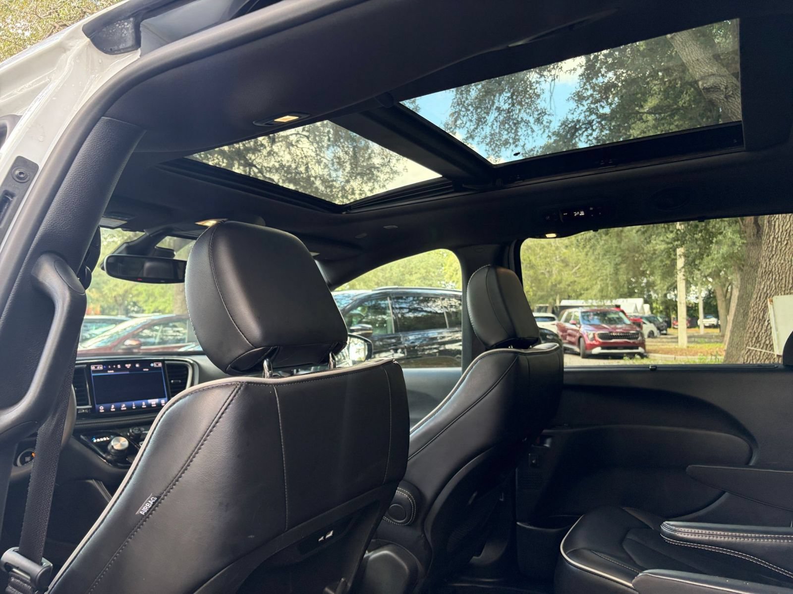 Used 2025 Chrysler Pacifica Limited FWD image 28