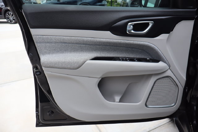 Used 2022 Jeep Compass Latitude FWD image 23