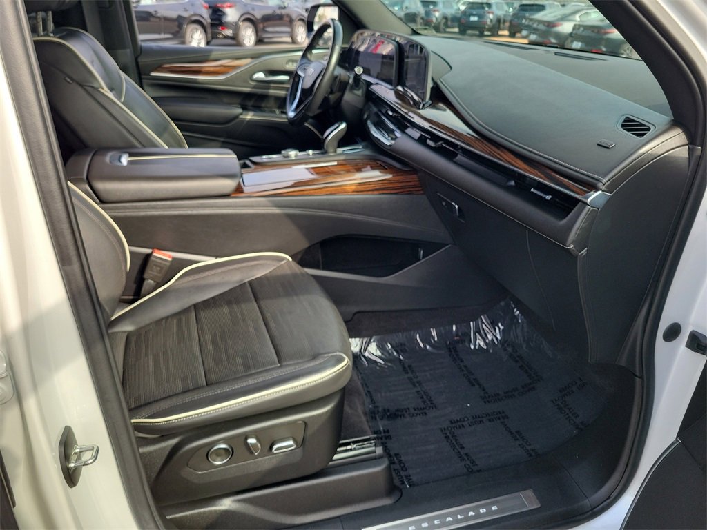 Used 2021 Cadillac Escalade Premium Luxury w/ LPO, Illumination Package image 17