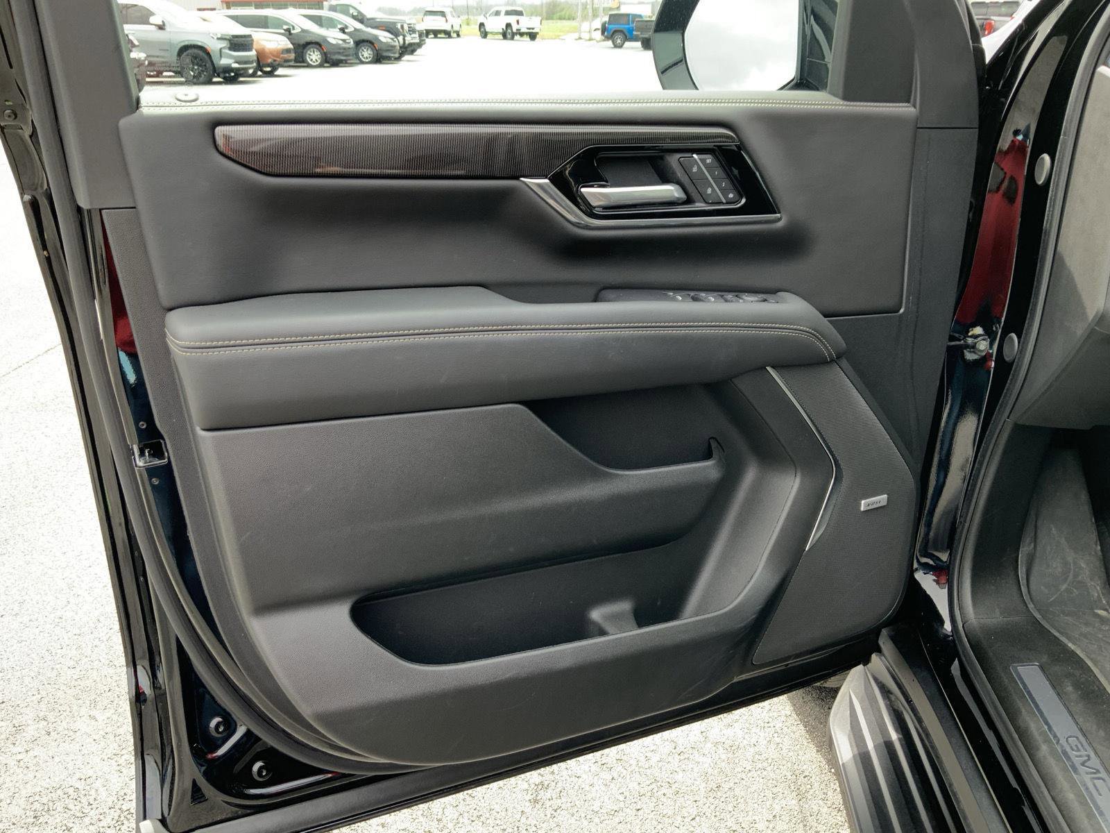 Used 2025 GMC Yukon Elevation w/ Elevation Premium Package image 27