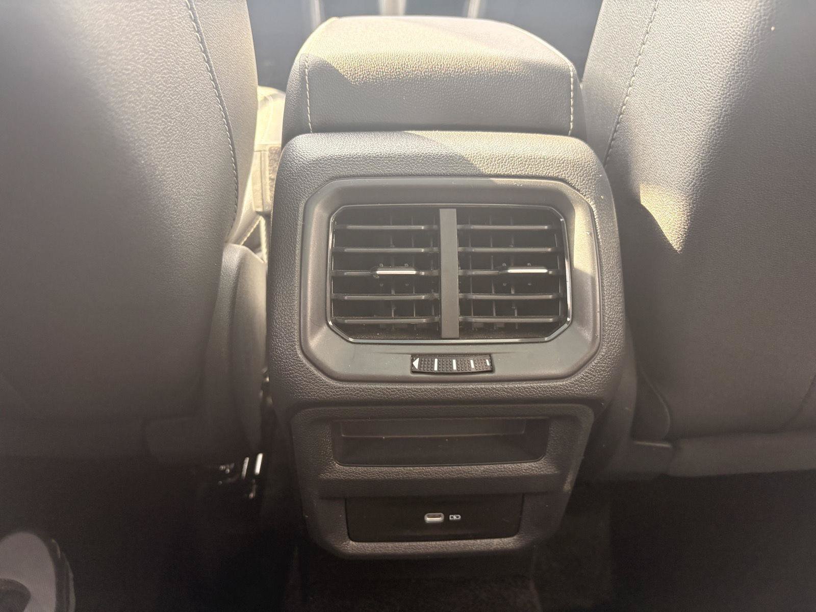 Certified 2024 Volkswagen Taos SE AWD/4WD image 8