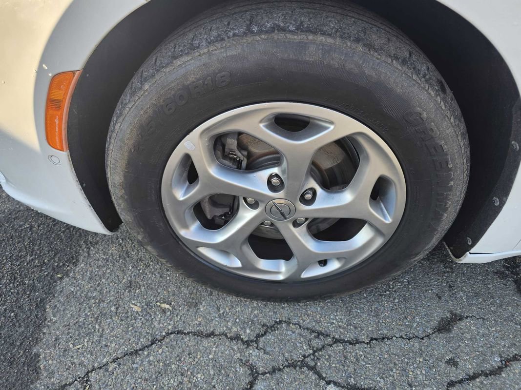 Used 2023 Chrysler Pacifica Limited w/ Uconnect Theater Family Group image 35