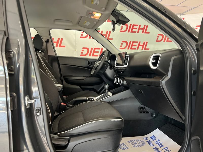 Used 2023 Hyundai Venue Limited FWD image 12