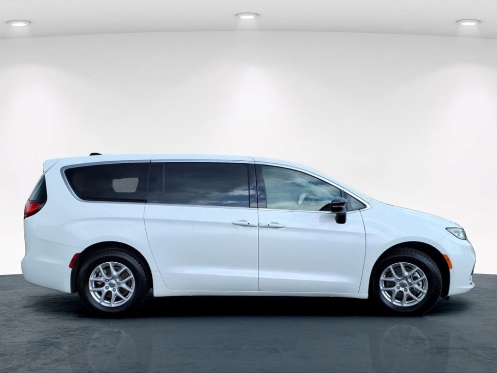 Used 2024 Chrysler Pacifica Touring-L FWD image 5
