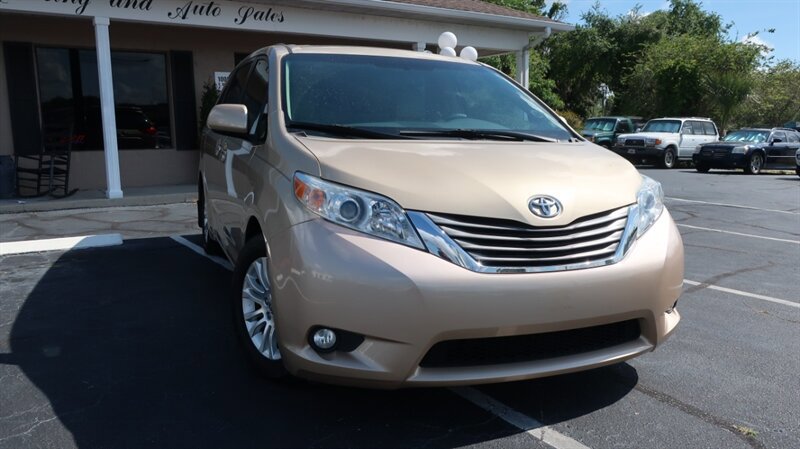 Used 2011 Toyota Sienna XLE w/ Premium Pkg FWD image 3