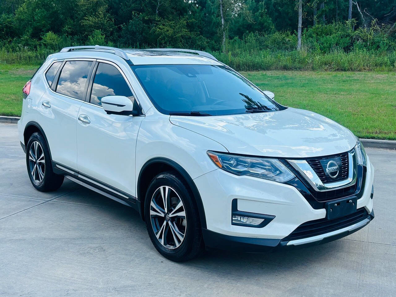 Used 2017 Nissan Rogue SL image 2