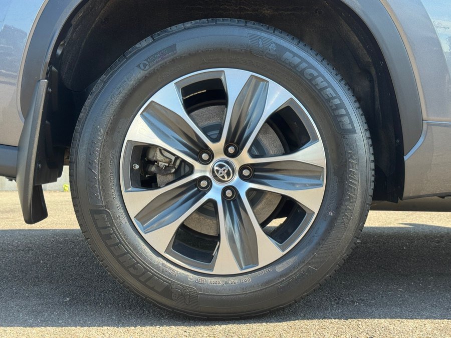 Used 2021 Toyota Highlander XLE AWD/4WD image 16