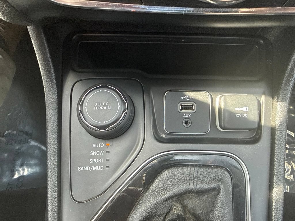 Used 2023 Jeep Cherokee Altitude Lux w/ Mopar Interior Package AWD/4WD image 28