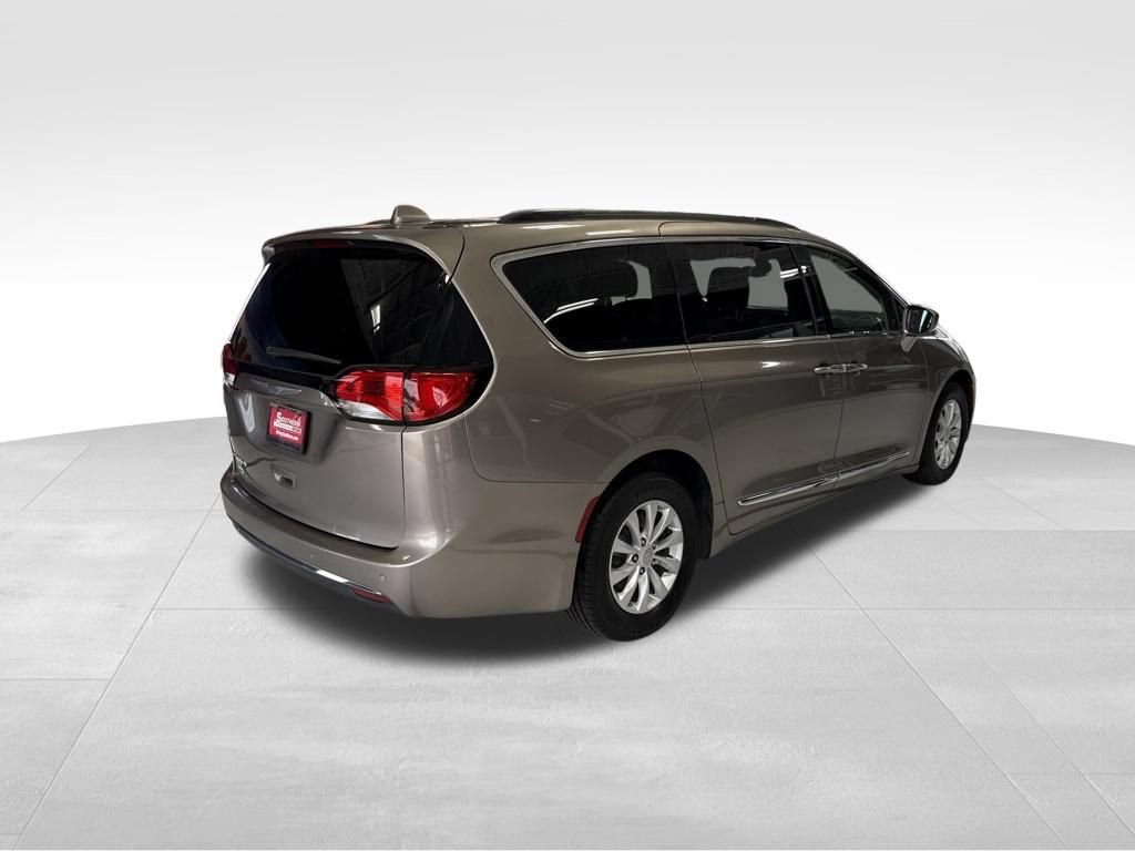 Used 2017 Chrysler Pacifica Touring-L FWD image 5
