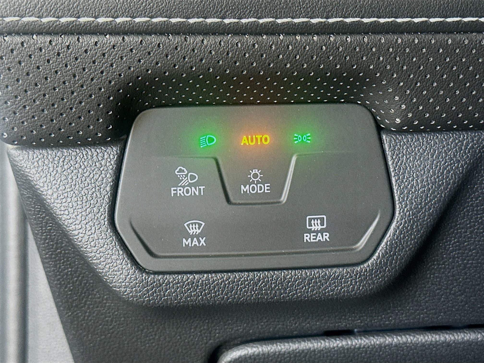 Used 2025 Volkswagen Atlas SE FWD image 17