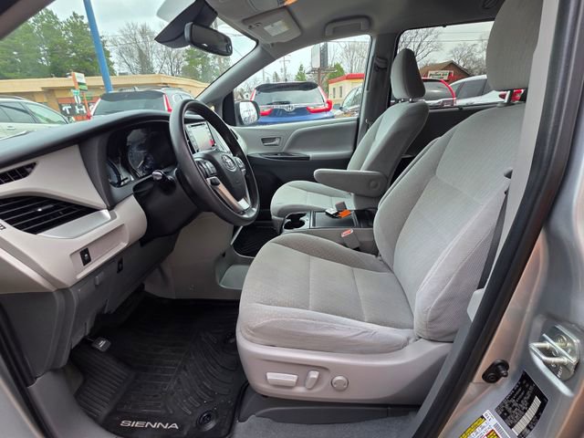 Used 2020 Toyota Sienna LE w/ LE Preferred Package FWD image 10