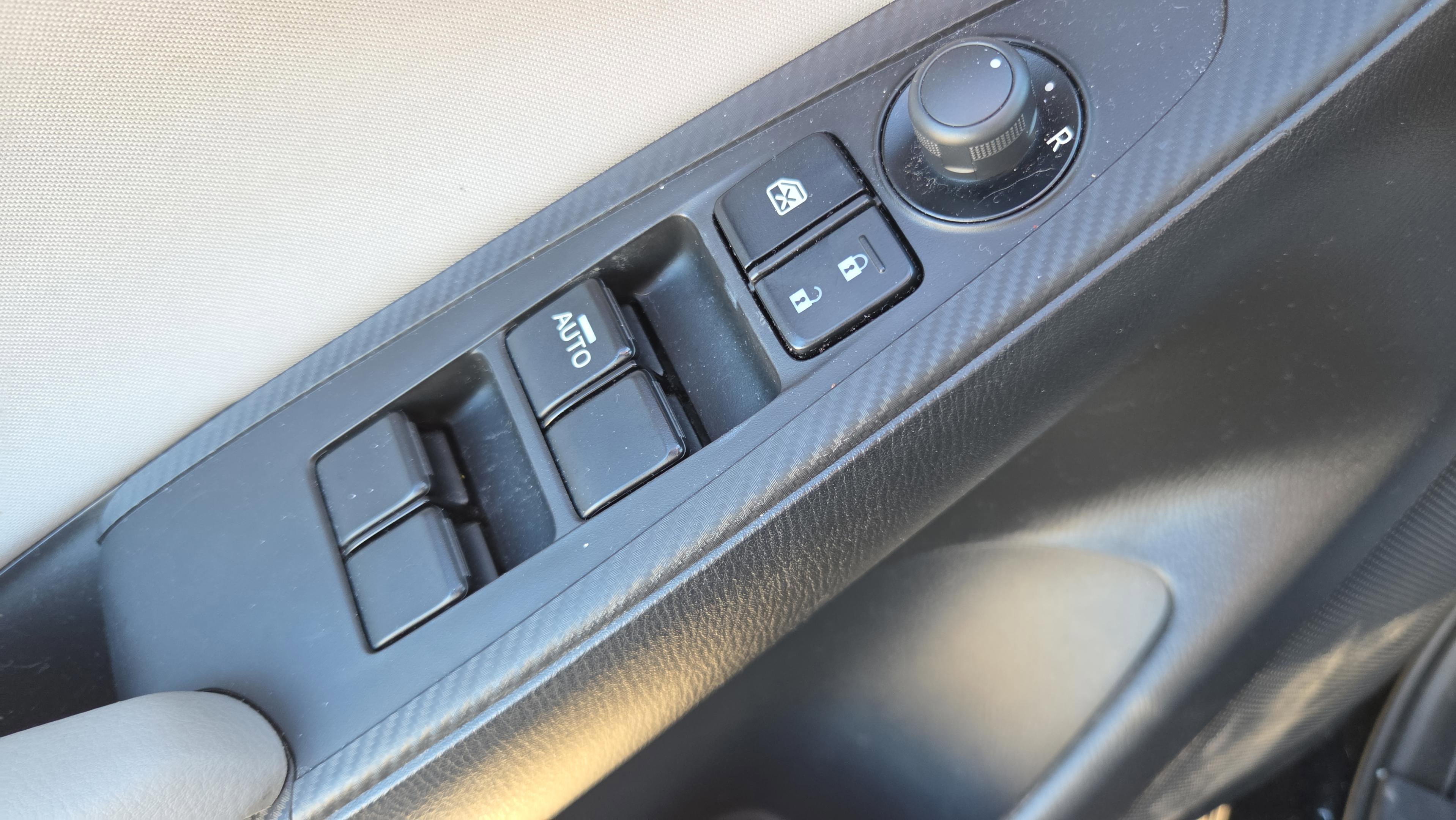 Used 2020 Toyota Yaris L image 32