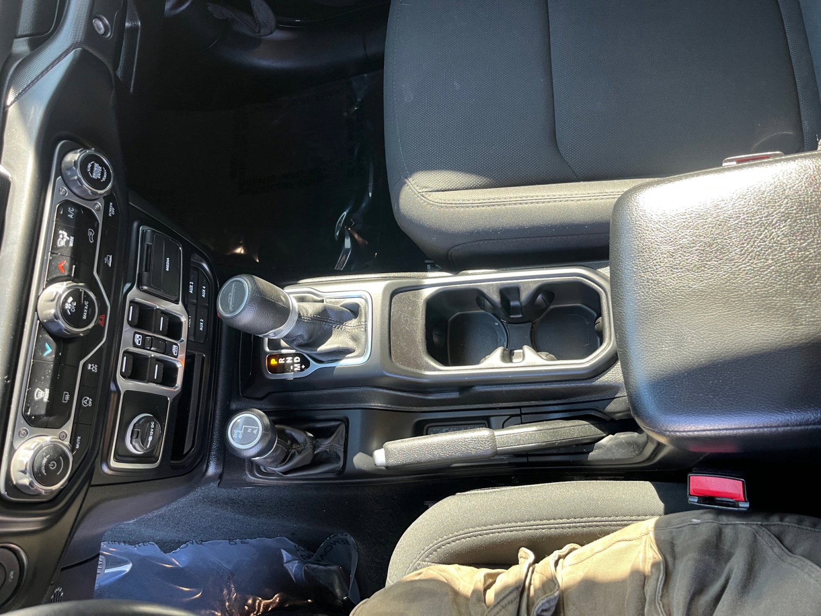 Used 2022 Jeep Gladiator Sport image 15