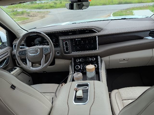 Used 2023 GMC Yukon XL Denali w/ Denali Reserve Package AWD/4WD image 10