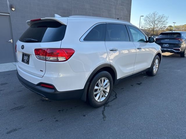 Used 2017 Kia Sorento LX w/ LX Convenience Package image 7