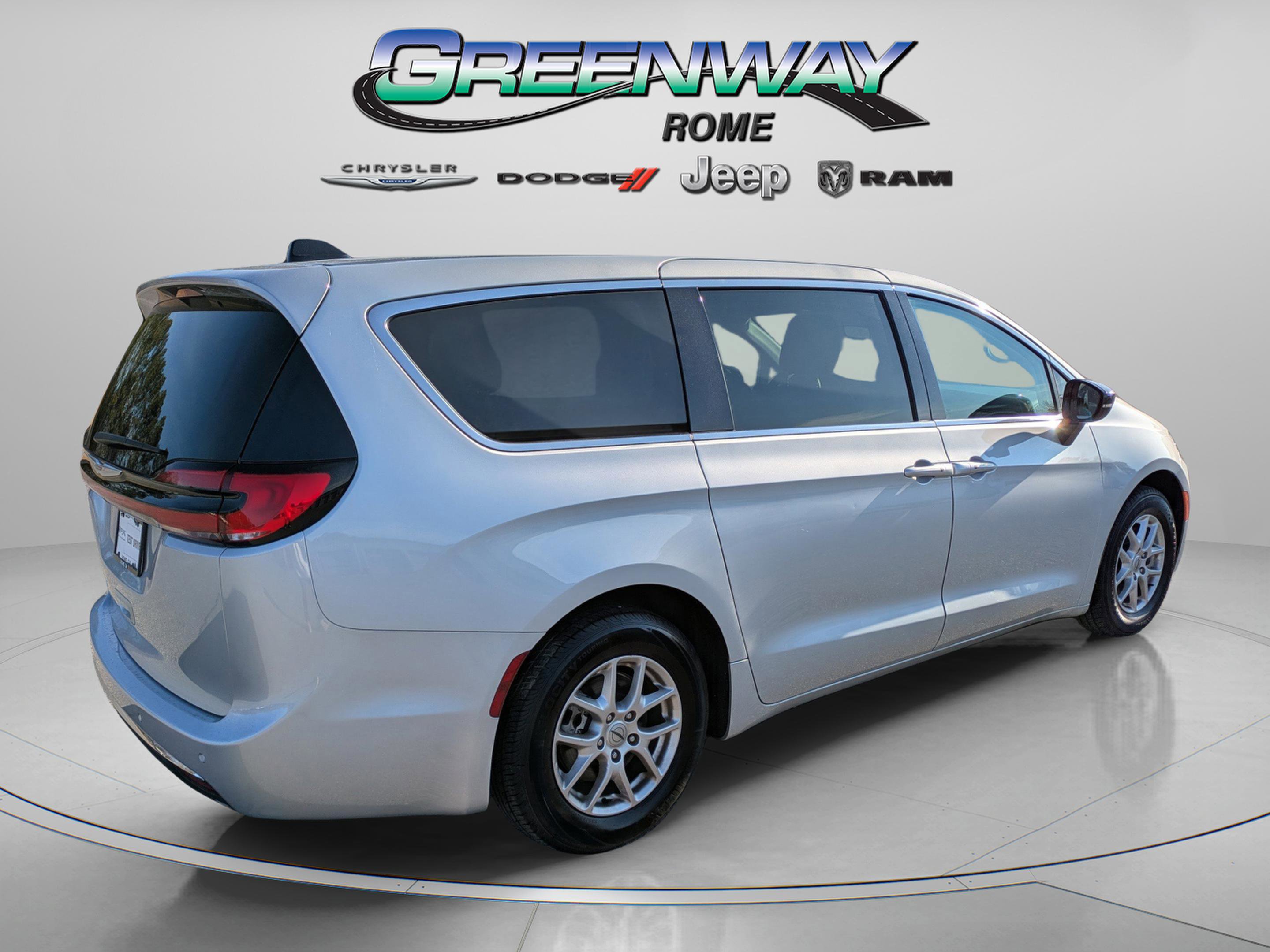 Used 2024 Chrysler Pacifica Touring-L FWD image 7