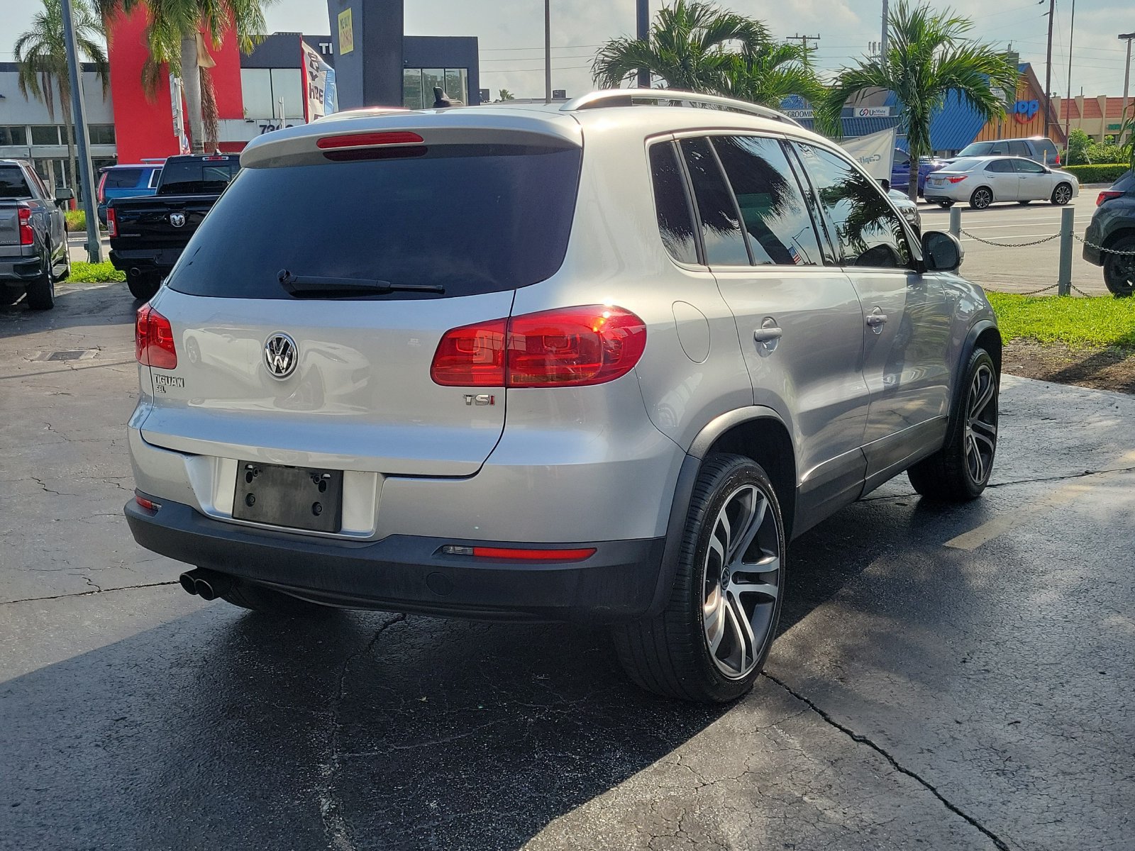 Used 2017 Volkswagen Tiguan SEL FWD image 4