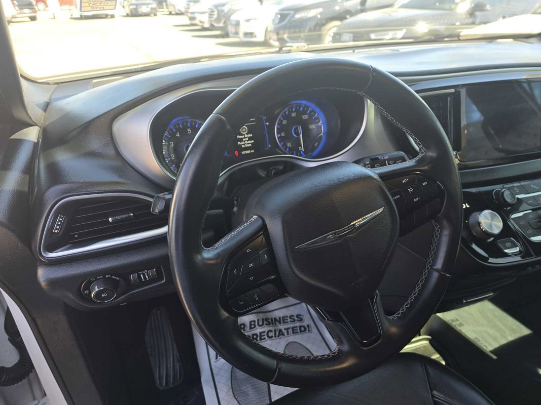 Used 2018 Chrysler Pacifica Touring-L w/ Premium Audio Group FWD image 31