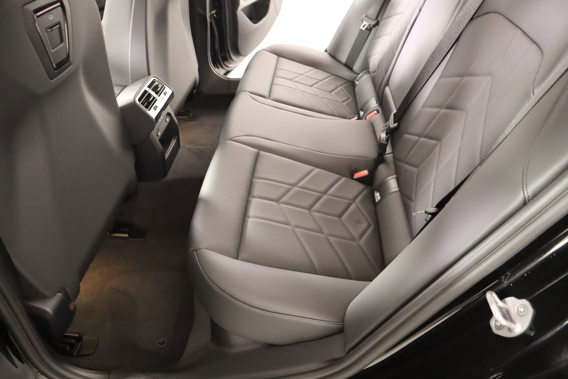 New 2026 BMW i5 eDrive40 w/ M Sport Package AWD/4WD image 12