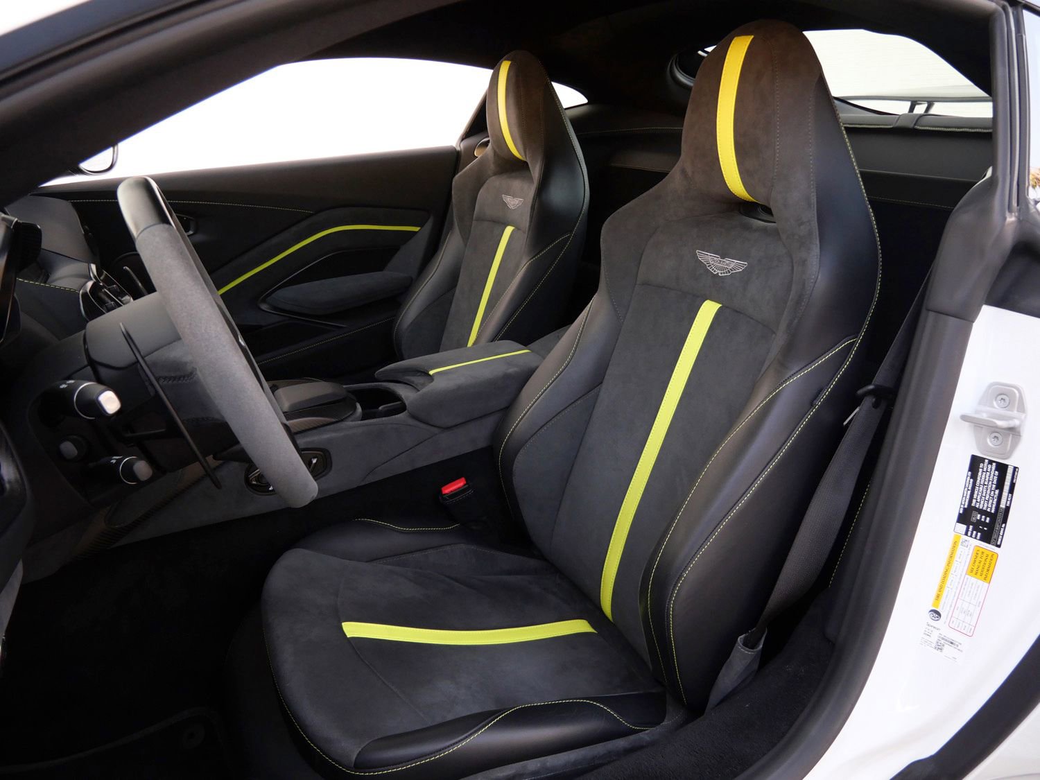 Used 2023 Aston Martin V8 Vantage Coupe image 26