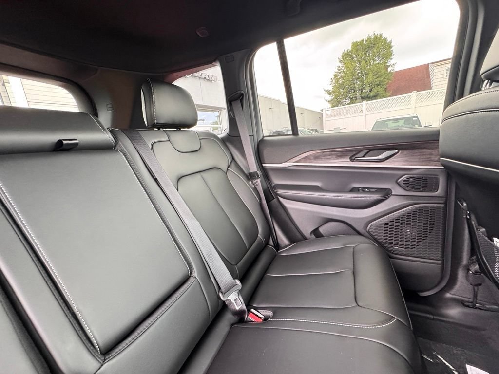 New 2026 Jeep Grand Cherokee Limited w/ Limited Altitude Package AWD/4WD image 21