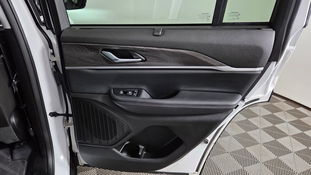 Used 2023 Jeep Grand Cherokee Limited w/ Luxury Tech Group II image 35