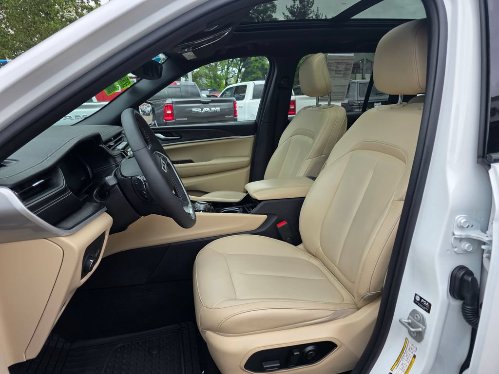 Used 2023 Jeep Grand Cherokee Limited AWD/4WD image 4