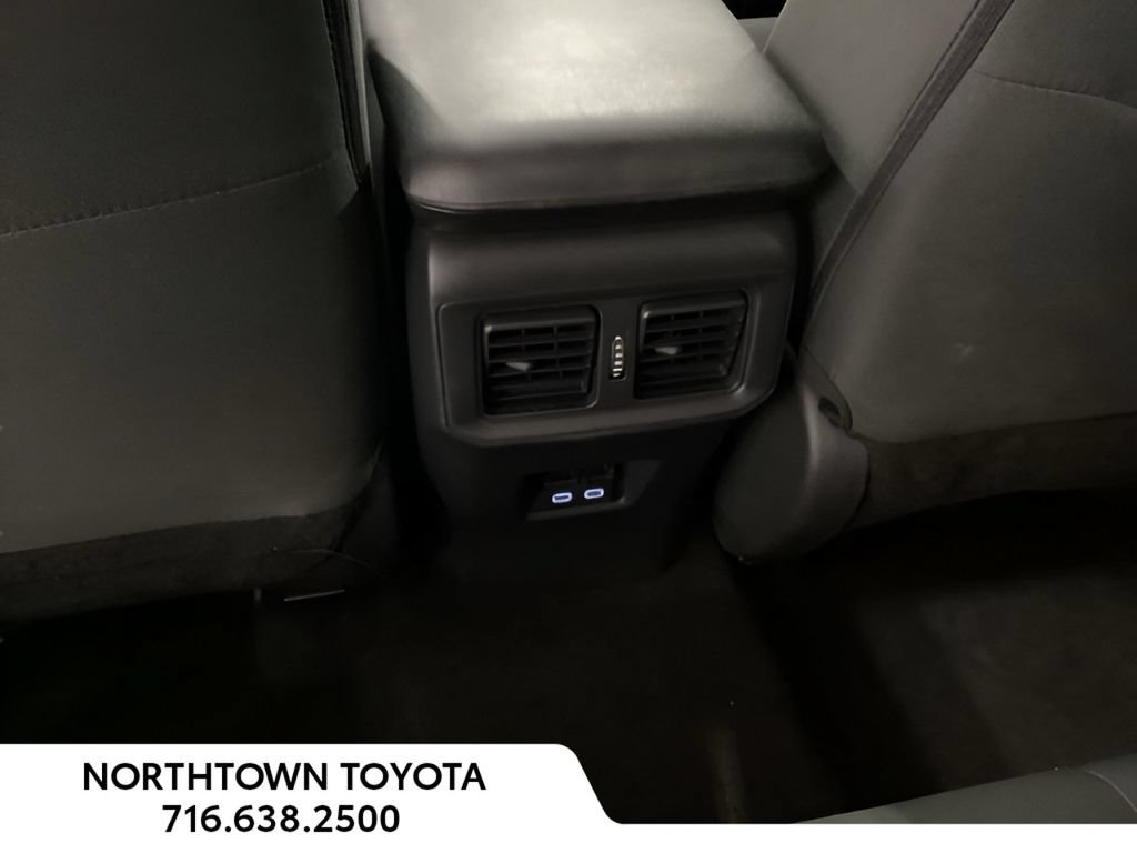 Used 2025 Toyota RAV4 XLE AWD/4WD image 19