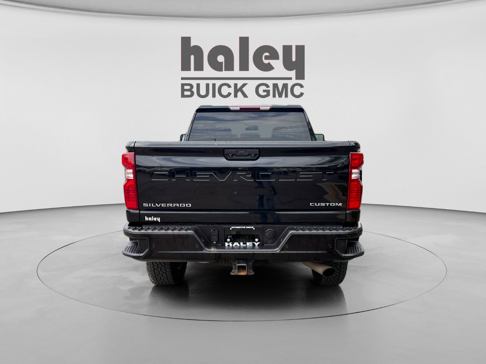 Used 2024 Chevrolet Silverado 2500 Custom w/ Custom Value Package AWD/4WD image 4