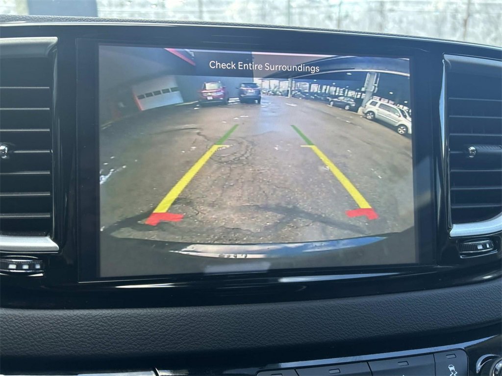 Used 2024 Chrysler Pacifica Touring-L image 28